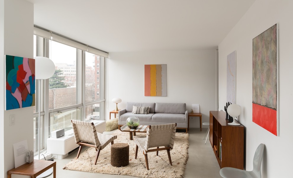 Kleines, Fernseherloses, Abgetrenntes Retro Wohnzimmer ohne Kamin mit weißer Wandfarbe, Betonboden und grauem Boden in Chicago
