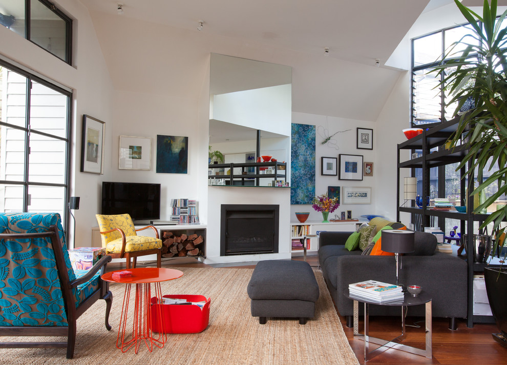 Repräsentatives Modernes Wohnzimmer mit weißer Wandfarbe, braunem Holzboden, Kamin, Kaminumrandung aus Metall und freistehendem TV in Melbourne