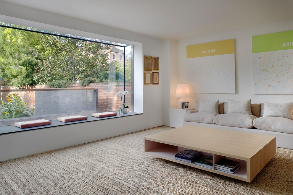 На фото: открытая гостиная комната среднего размера:: освещение в современном стиле с белыми стенами, ковровым покрытием и бежевым полом