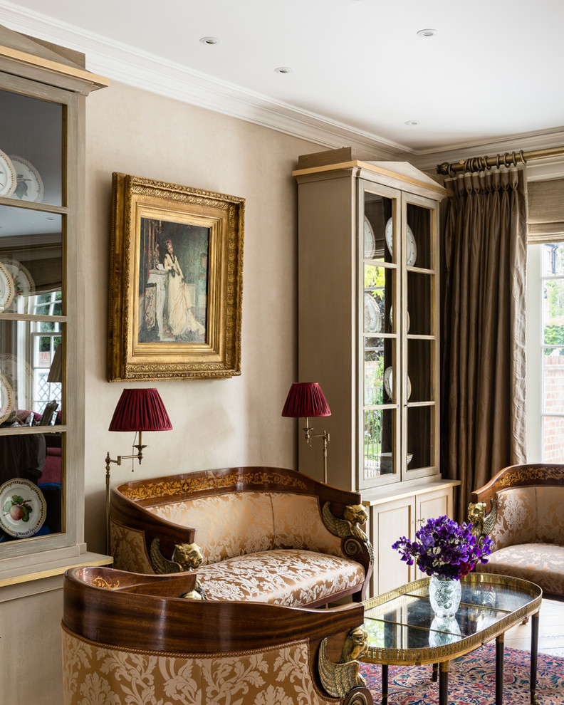 Imagen de salón para visitas clásico sin chimenea y televisor con paredes beige y moqueta