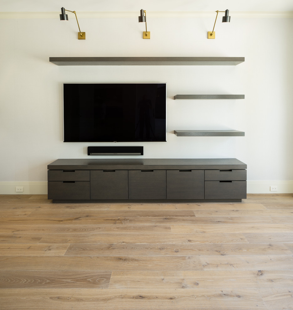 Idee per un grande soggiorno minimal aperto con sala formale, pareti bianche, pavimento in legno massello medio e parete attrezzata