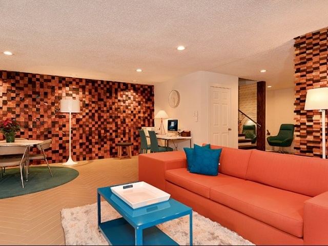 Foto di un grande soggiorno moderno aperto con angolo bar, pareti bianche, pavimento in gres porcellanato e TV a parete