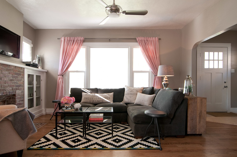Источник вдохновения для домашнего уюта: гостиная комната:: освещение в стиле кантри с серыми стенами
