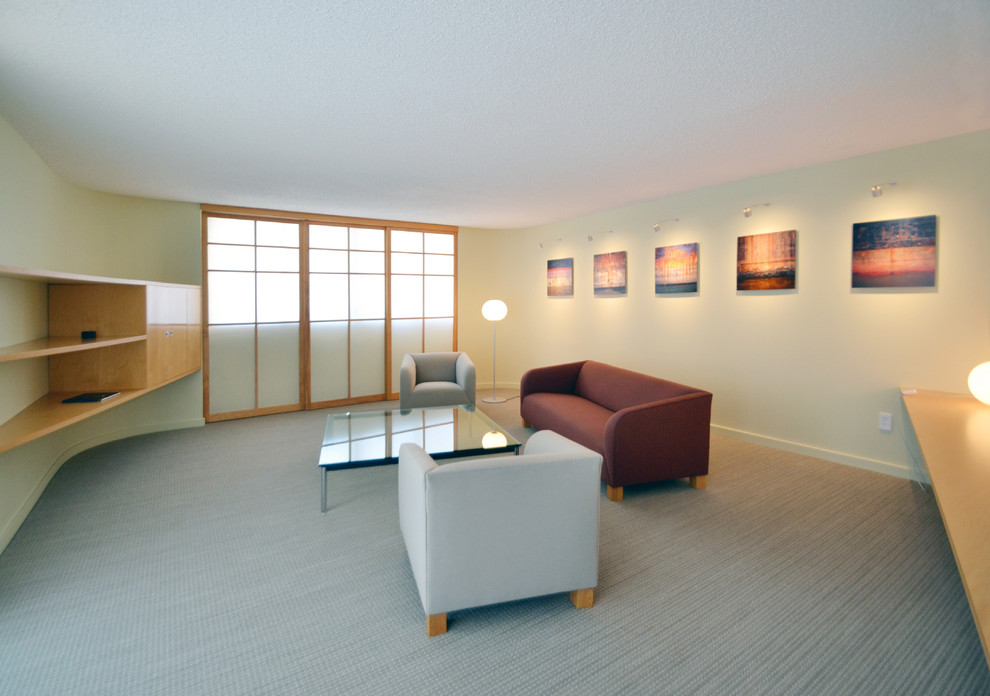 Свежая идея для дизайна: парадная, открытая гостиная комната в стиле модернизм с белыми стенами, ковровым покрытием и бежевым полом без телевизора - отличное фото интерьера