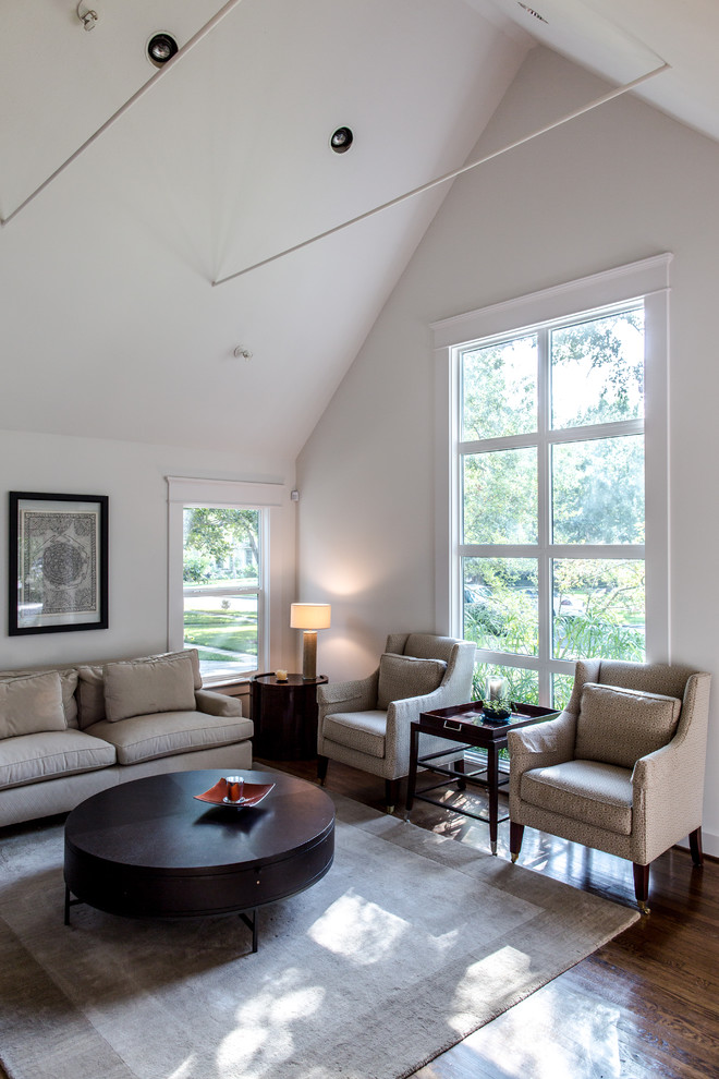 Modernes Wohnzimmer mit weißer Wandfarbe und dunklem Holzboden in Houston