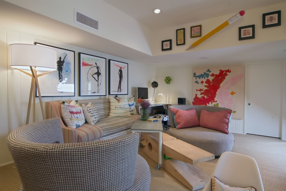 Modernes Wohnzimmer mit weißer Wandfarbe und Teppichboden in Houston