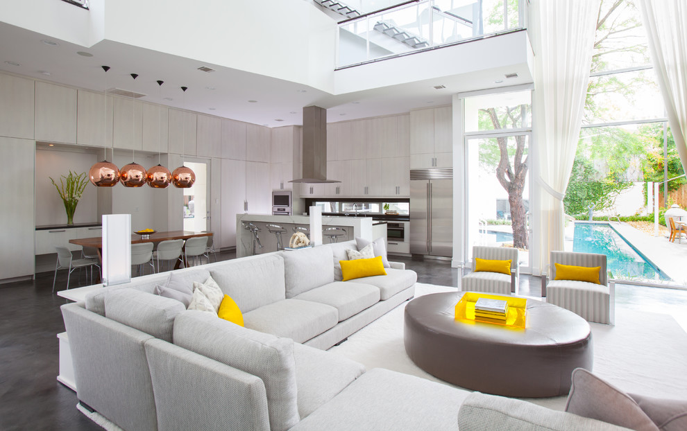 Cette photo montre un salon gris et jaune tendance ouvert avec sol en béton ciré.