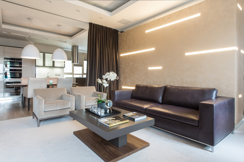Idee per un soggiorno design di medie dimensioni e aperto con pareti beige, moquette, pavimento bianco e soffitto ribassato