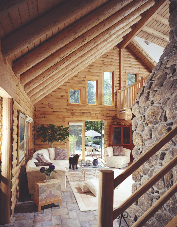Пример оригинального дизайна: открытая гостиная комната в стиле рустика с стандартным камином и фасадом камина из камня