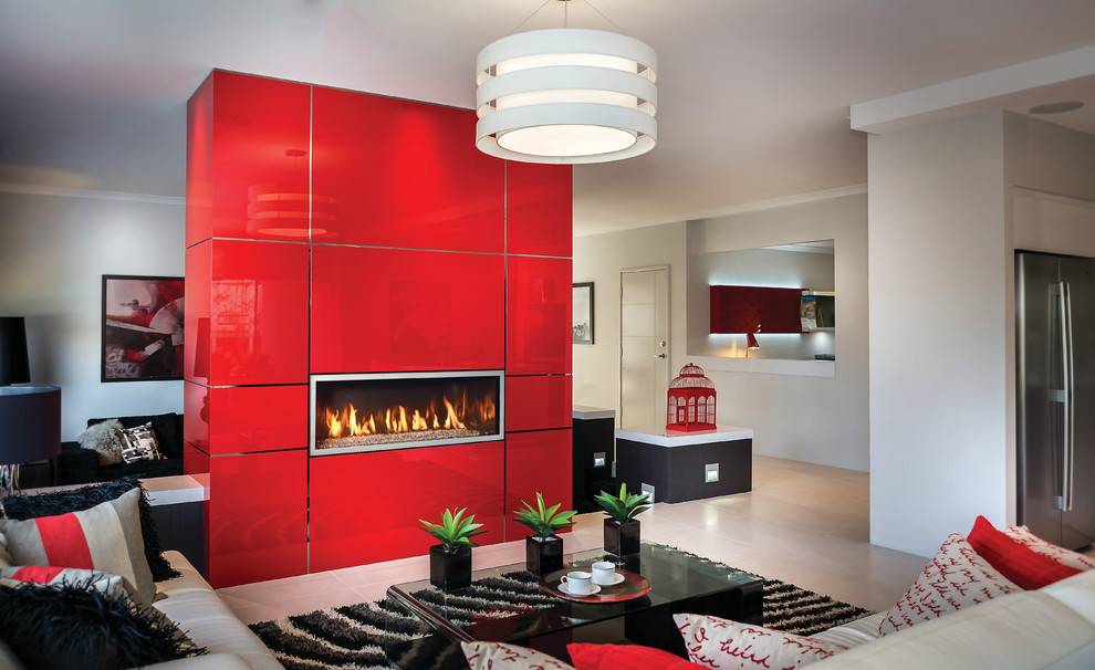 シーダーラピッズにある高級な広いトランジショナルスタイルのおしゃれなリビング (白い壁、磁器タイルの床、横長型暖炉、タイルの暖炉まわり、テレビなし、ベージュの床) の写真