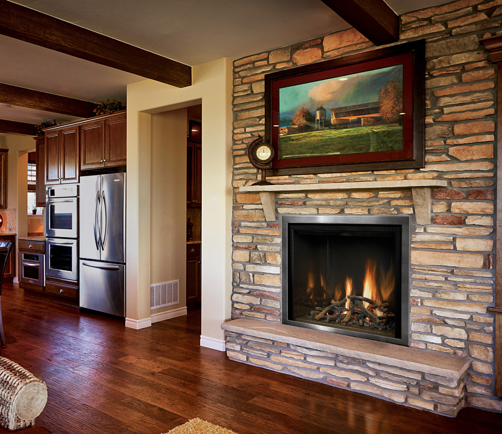 他の地域にある中くらいなトラディショナルスタイルのおしゃれなリビング (茶色い壁、濃色無垢フローリング、テレビなし、茶色い床、標準型暖炉、石材の暖炉まわり) の写真