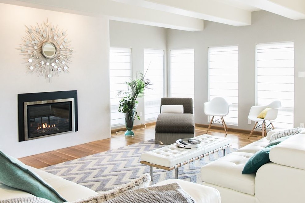Großes, Repräsentatives, Fernseherloses, Offenes Modernes Wohnzimmer mit weißer Wandfarbe, Kamin, Kaminumrandung aus Metall und braunem Holzboden in Albuquerque