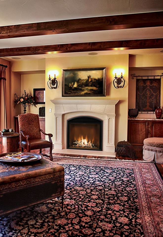 ローリーにある高級な中くらいなトラディショナルスタイルのおしゃれなリビング (標準型暖炉、テレビなし、黄色い壁、無垢フローリング、石材の暖炉まわり、黄色い床) の写真