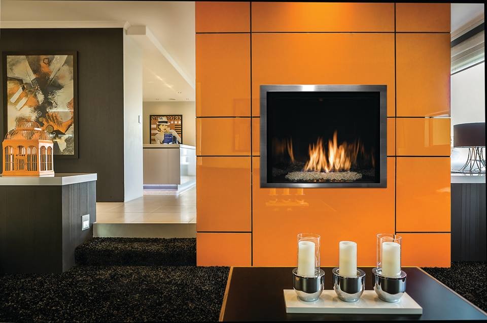 Inspiration pour un salon design de taille moyenne et ouvert avec une salle de réception, un mur orange, moquette, une cheminée standard, un manteau de cheminée en carrelage, aucun téléviseur et un sol gris.