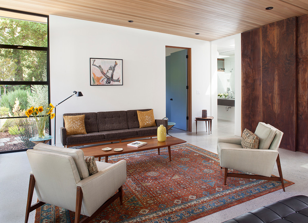 Immagine di un soggiorno contemporaneo con pareti bianche, pavimento in cemento e sala formale