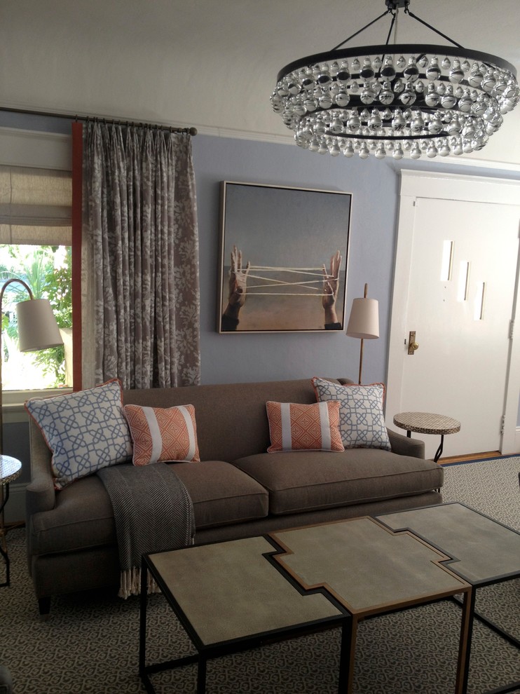 Foto di un piccolo soggiorno tradizionale aperto con pareti blu, pavimento in legno massello medio, camino classico, cornice del camino in legno e TV a parete