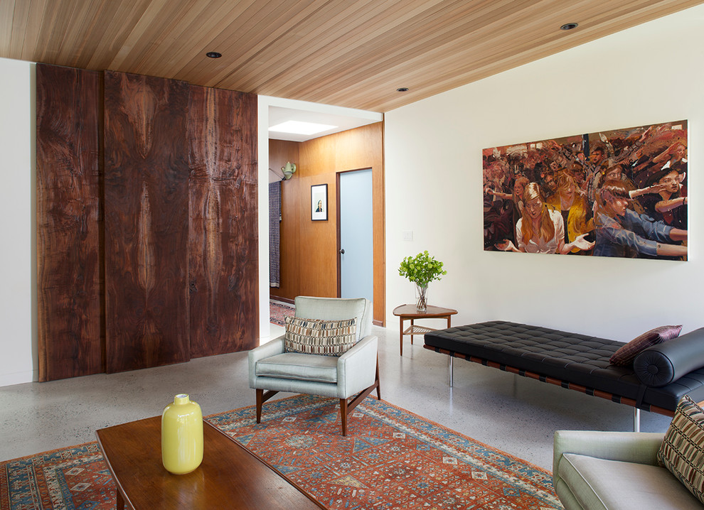 Repräsentatives, Fernseherloses, Abgetrenntes Retro Wohnzimmer ohne Kamin mit weißer Wandfarbe und Betonboden in San Francisco