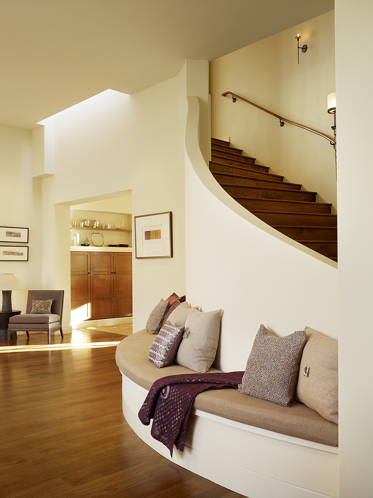Klassisches Wohnzimmer mit braunem Holzboden in San Francisco