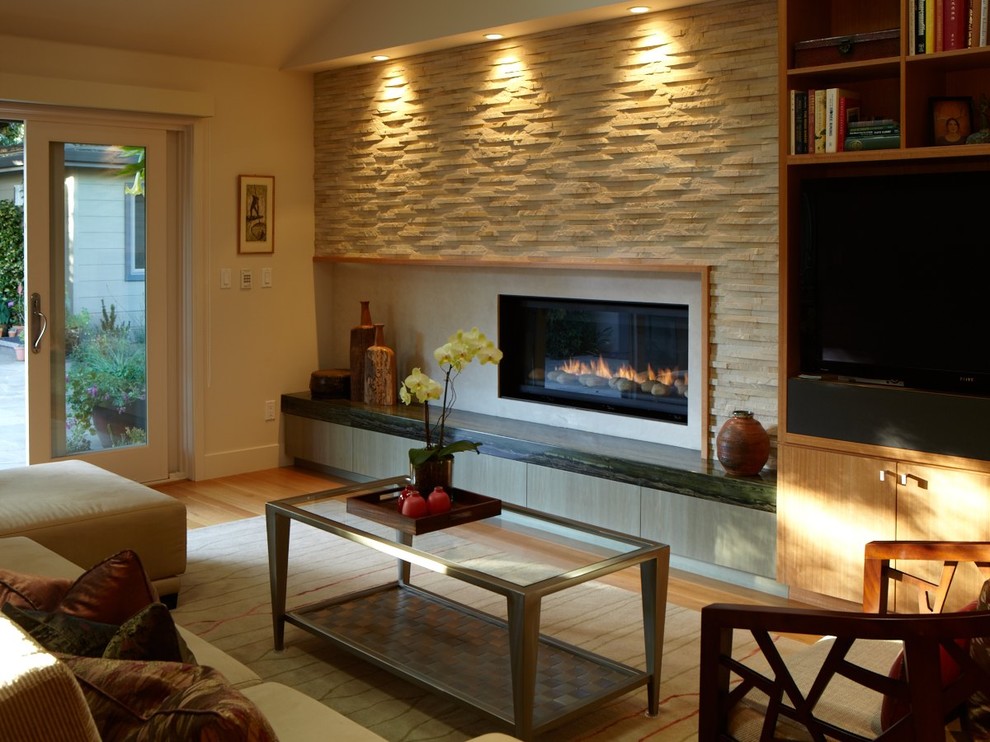 Стильный дизайн: открытая гостиная комната среднего размера в современном стиле с бежевыми стенами, светлым паркетным полом, телевизором на стене и оранжевым полом без камина - последний тренд