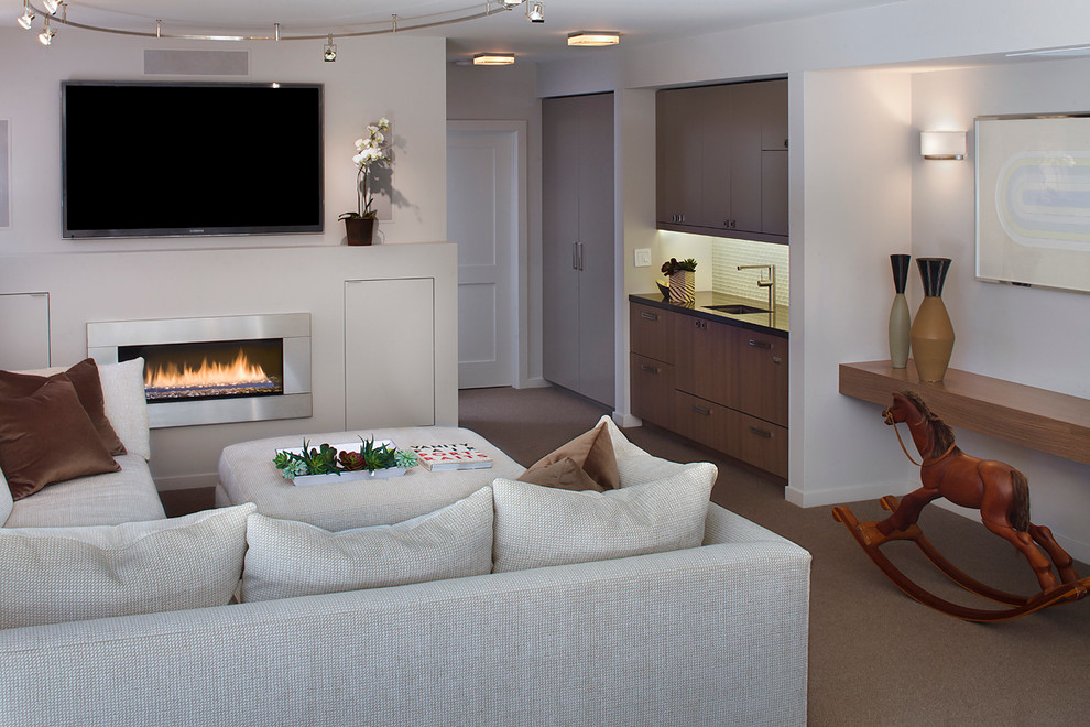 Свежая идея для дизайна: гостиная комната в стиле модернизм с горизонтальным камином, телевизором на стене и фасадом камина из металла - отличное фото интерьера