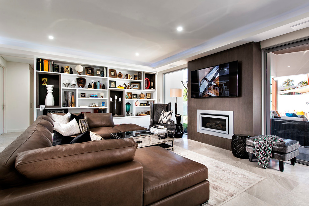 На фото: гостиная комната с горизонтальным камином и телевизором на стене