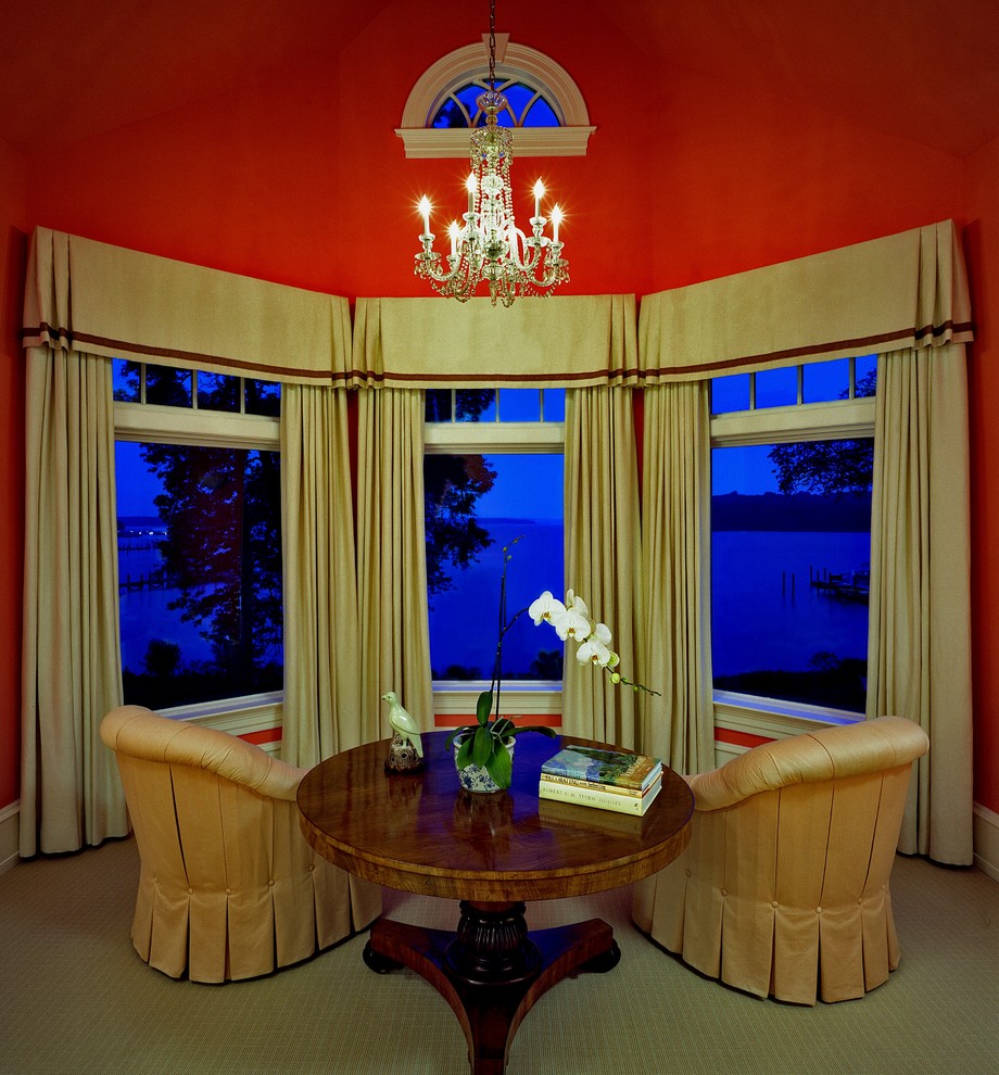 Источник вдохновения для домашнего уюта: гостиная комната в классическом стиле с красными стенами и эркером