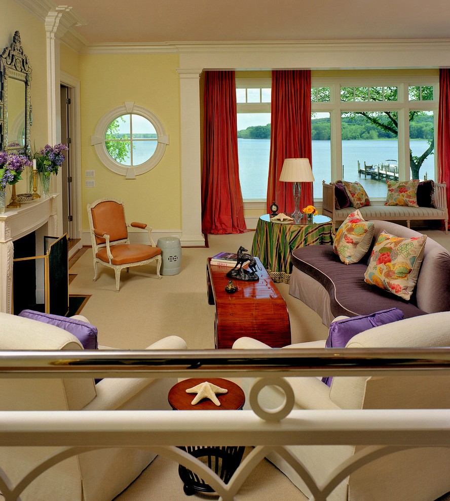 Источник вдохновения для домашнего уюта: гостиная комната в классическом стиле с желтыми стенами и стандартным камином