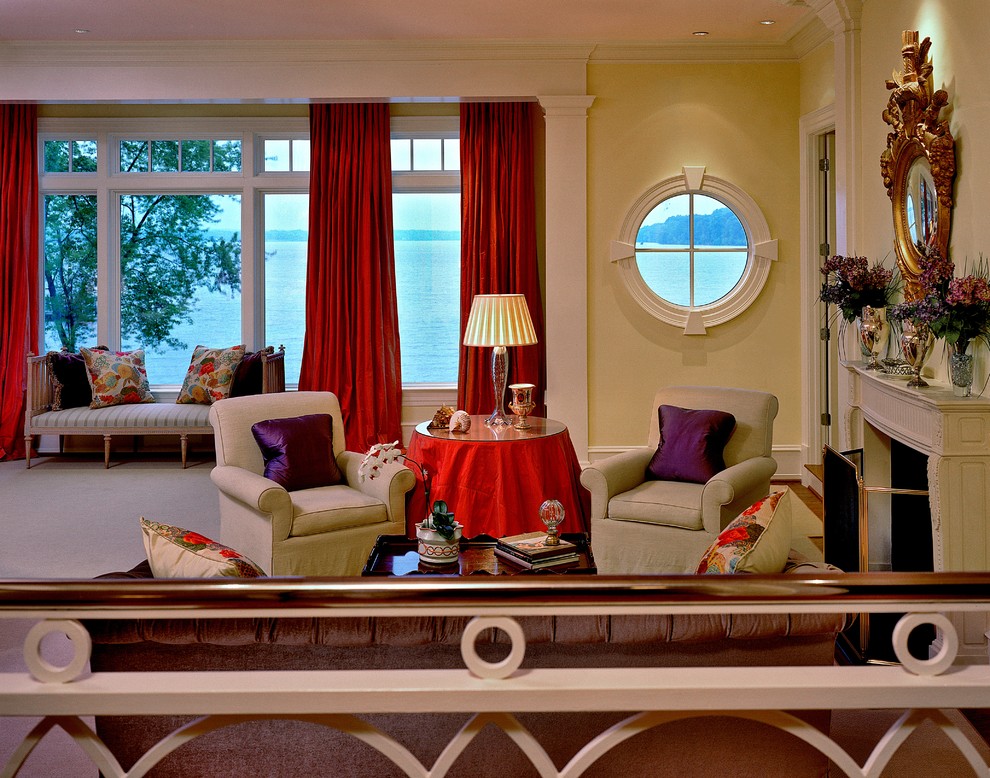 Foto di un soggiorno tradizionale con pareti gialle e camino classico