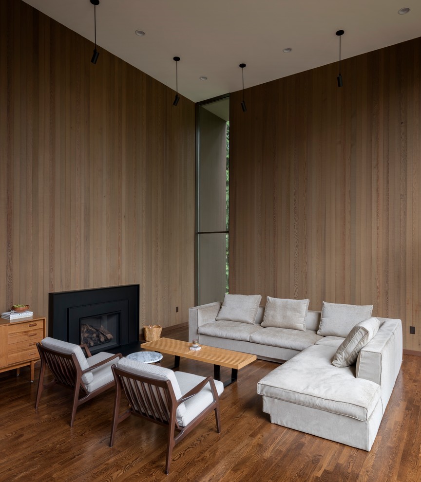 Exemple d'un salon tendance ouvert avec une salle de réception, un mur marron, une cheminée ribbon, parquet foncé et un sol marron.