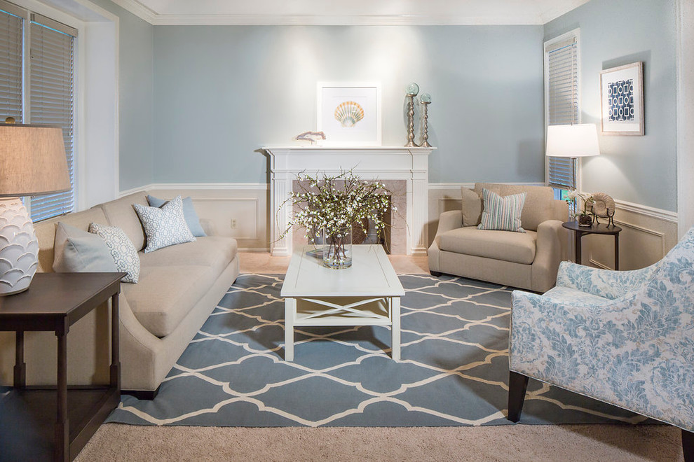 Источник вдохновения для домашнего уюта: большая изолированная гостиная комната в морском стиле с ковровым покрытием, стандартным камином, фасадом камина из штукатурки, бежевым полом и синими стенами