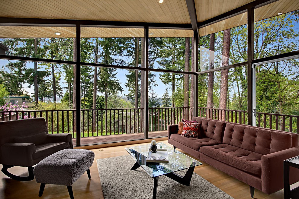 Offenes Retro Wohnzimmer mit hellem Holzboden in Seattle