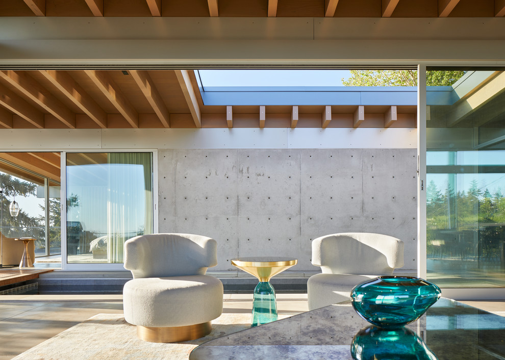 Идея дизайна: огромная открытая гостиная комната в стиле модернизм с бетонным полом, стандартным камином, фасадом камина из бетона, скрытым телевизором и серым полом