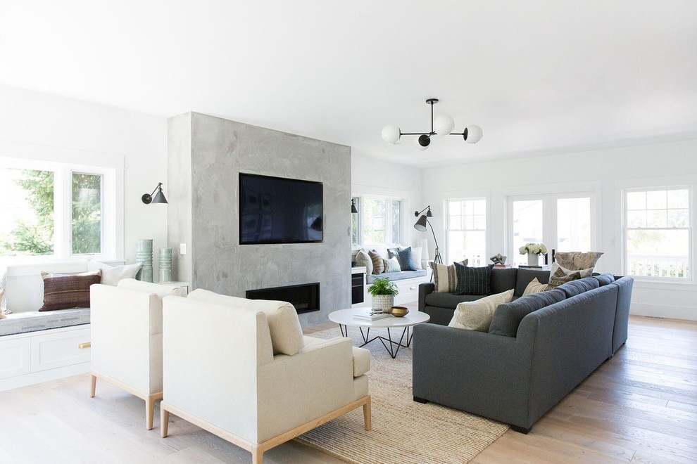 Foto di un grande soggiorno classico aperto con pareti bianche, parquet chiaro, camino lineare Ribbon, TV a parete e pavimento beige