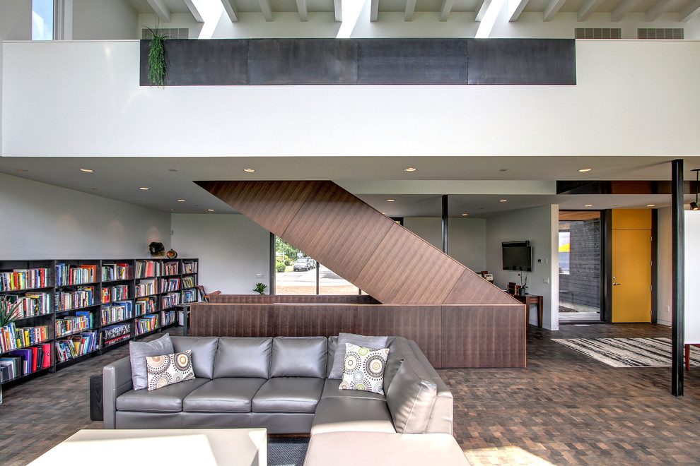 Foto di un grande soggiorno contemporaneo con libreria e pareti bianche