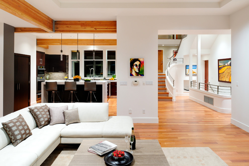 Cette image montre un grand salon design ouvert avec une salle de réception, un mur blanc, parquet clair, une cheminée ribbon, un manteau de cheminée en métal et un téléviseur indépendant.