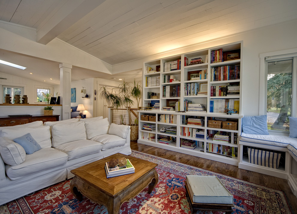 Идея дизайна: парадная, изолированная гостиная комната среднего размера в современном стиле с белыми стенами, темным паркетным полом и коричневым полом без камина, телевизора