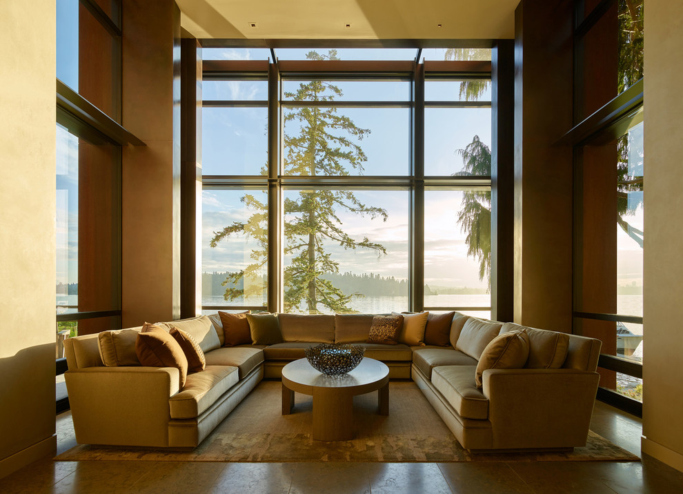 Cette image montre un salon design avec un mur beige et un sol gris.