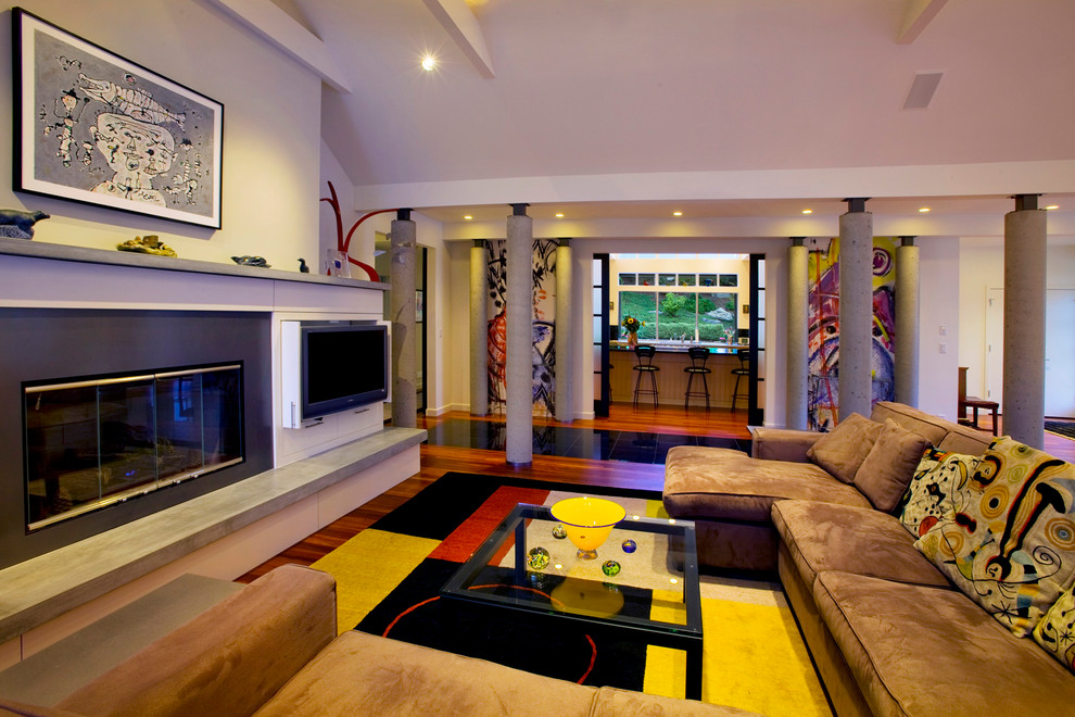 Immagine di un grande soggiorno minimalista con TV a parete