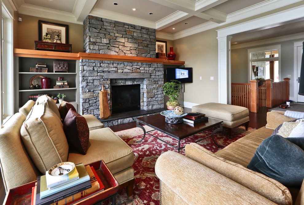 На фото: открытая гостиная комната среднего размера в классическом стиле с бежевыми стенами, темным паркетным полом, стандартным камином, фасадом камина из камня и телевизором на стене