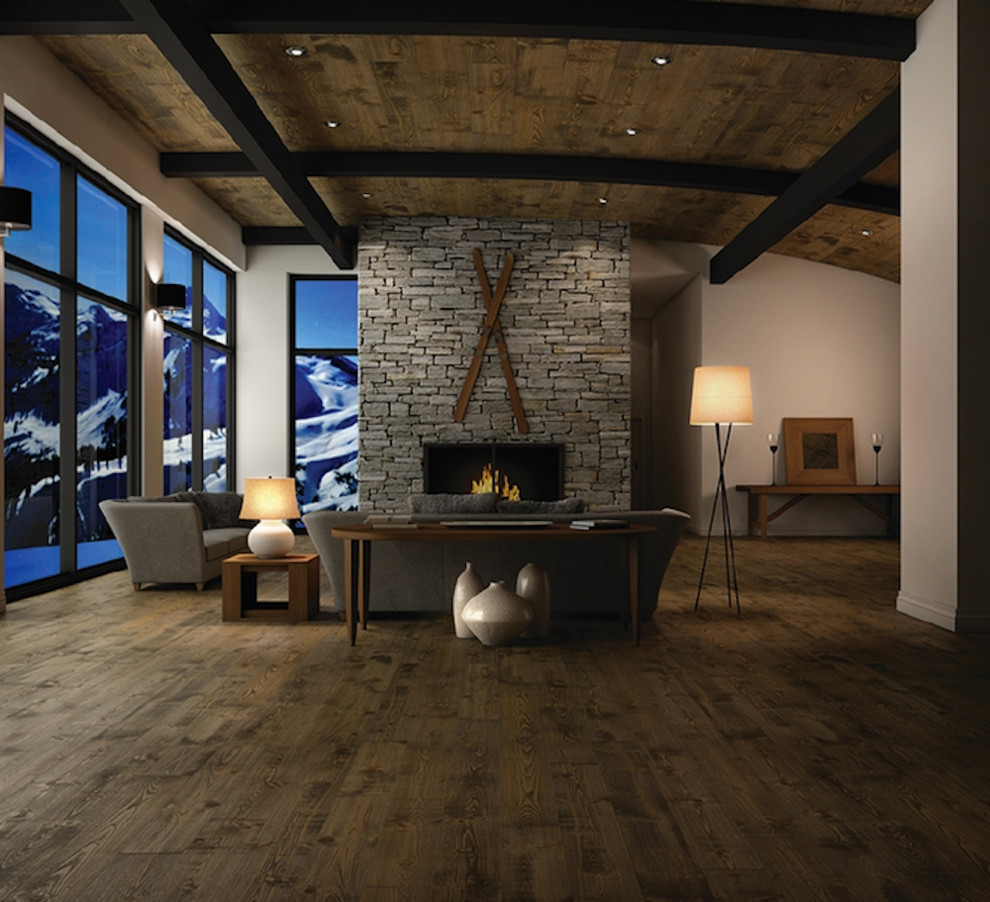 他の地域にあるお手頃価格の広いコンテンポラリースタイルのおしゃれなリビング (白い壁、濃色無垢フローリング、標準型暖炉、石材の暖炉まわり、茶色い床) の写真