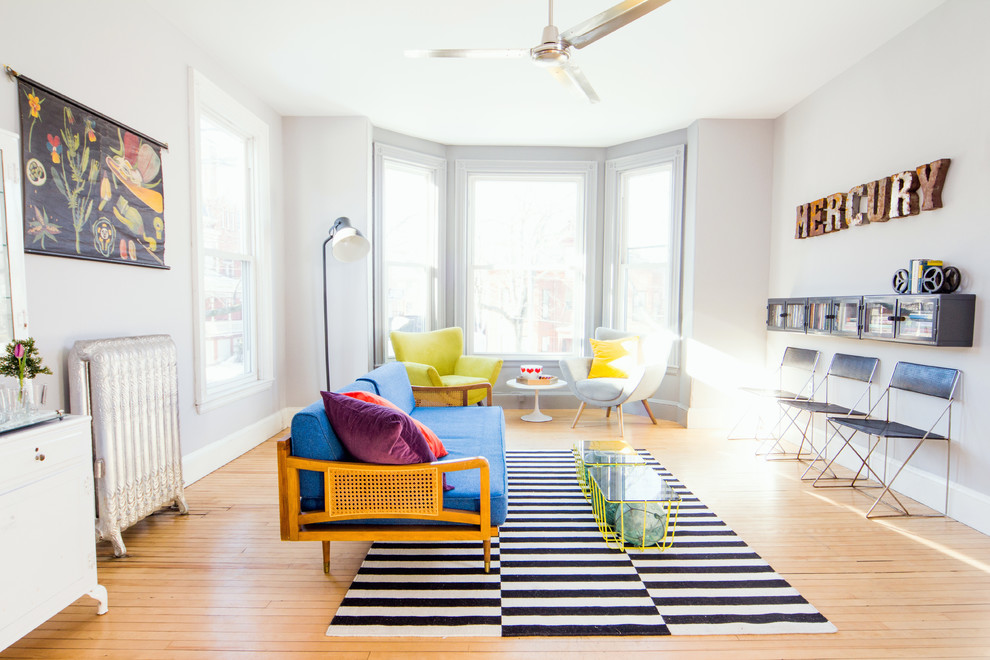 Repräsentatives Skandinavisches Wohnzimmer mit grauer Wandfarbe und hellem Holzboden in Portland Maine