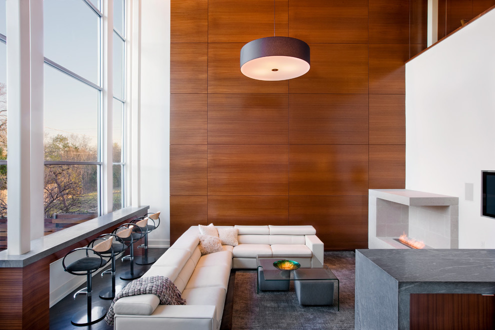 Großes, Offenes Modernes Wohnzimmer mit weißer Wandfarbe, dunklem Holzboden, Tunnelkamin, gefliester Kaminumrandung und TV-Wand in Austin