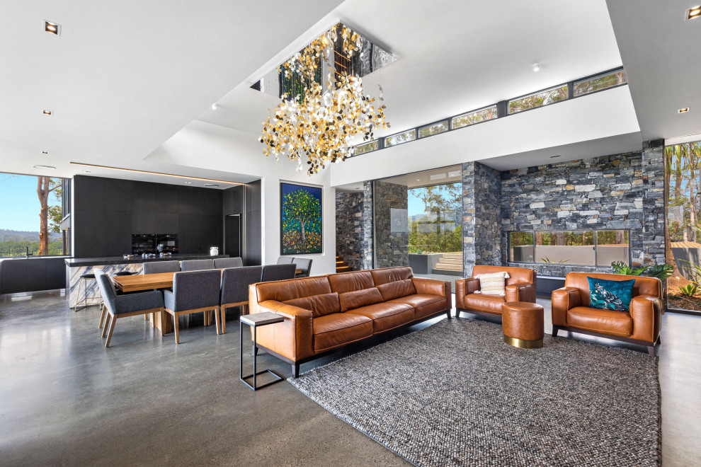 Offenes, Großes Modernes Wohnzimmer mit weißer Wandfarbe, Betonboden, grauem Boden und Kassettendecke in Sunshine Coast