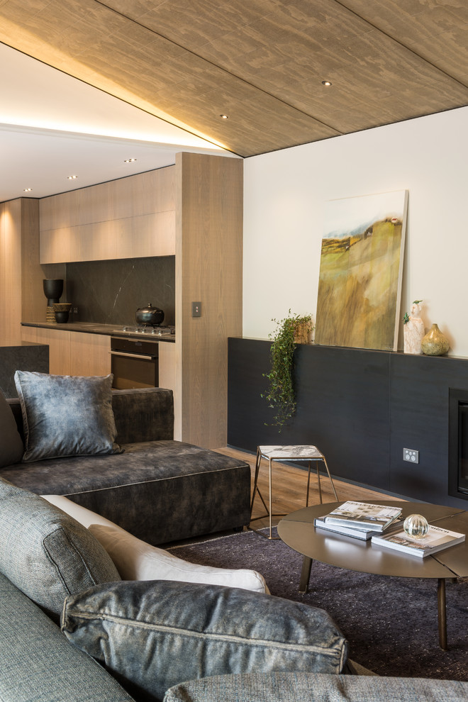 Идея дизайна: большая открытая гостиная комната в стиле модернизм с паркетным полом среднего тона, белыми стенами, стандартным камином, фасадом камина из металла и коричневым полом