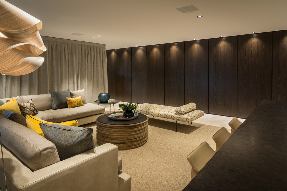Idée de décoration pour un grand salon design ouvert avec un sol en marbre et un téléviseur dissimulé.