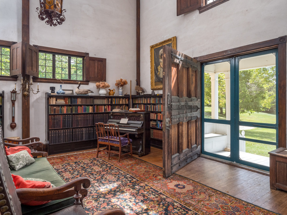 Geräumige, Offene Landhausstil Bibliothek mit weißer Wandfarbe und braunem Holzboden in Portland Maine