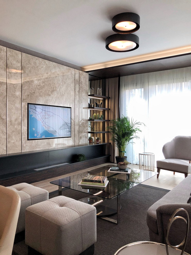Пример оригинального дизайна: большая гостиная комната в стиле модернизм с полом из ламината, мультимедийным центром, коричневым полом и панелями на части стены