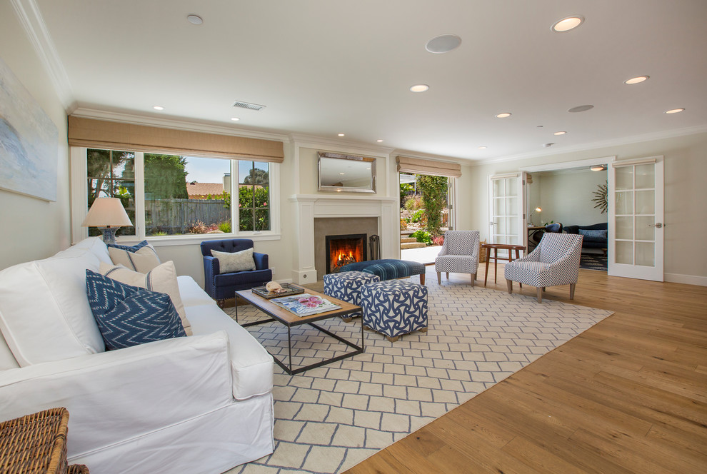 Fernseherloses Maritimes Wohnzimmer mit Kamin und hellem Holzboden in Santa Barbara