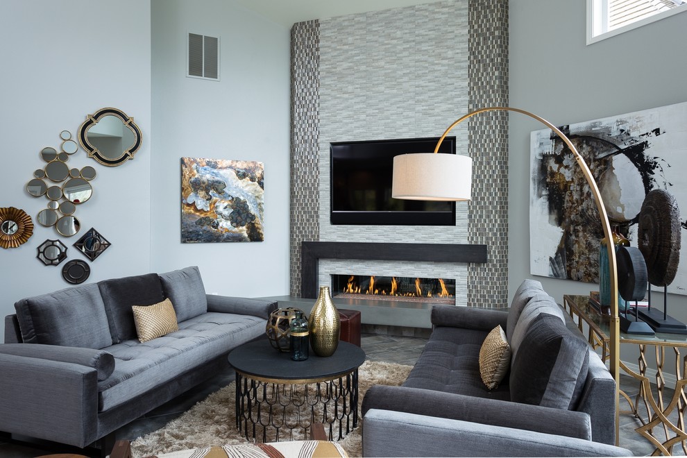 ポートランドにある高級な中くらいなミッドセンチュリースタイルのおしゃれなリビング (グレーの壁、セラミックタイルの床、横長型暖炉、タイルの暖炉まわり、壁掛け型テレビ、グレーの床) の写真