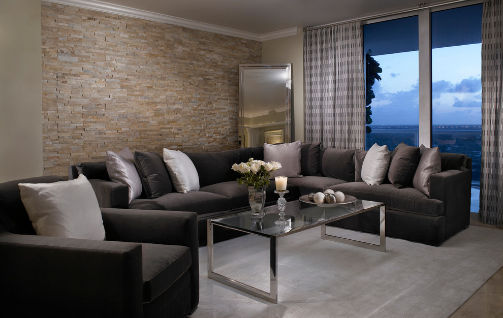 Idee per un grande soggiorno minimalista chiuso con pareti beige, pavimento in gres porcellanato, nessun camino, nessuna TV, sala formale e pavimento marrone
